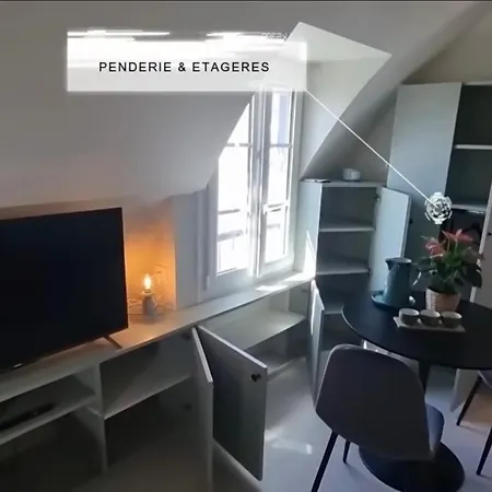 Renove Sous Les Toits En Plein Centre De * Parijs